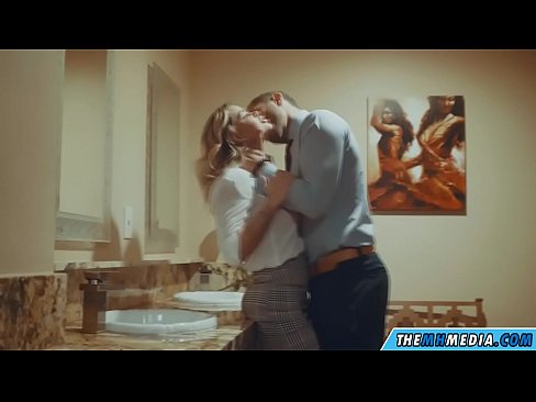 ❤️ Pe a faaosoosoina oe e se blonde busty i totonu o se faletaele lautele Pono vk ❌